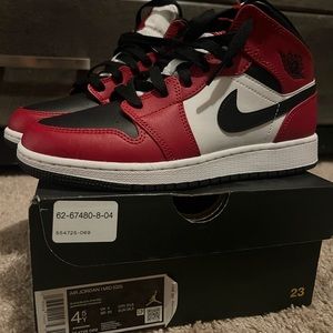 Air Jordan 1 Mid Chicago black toe sneakers